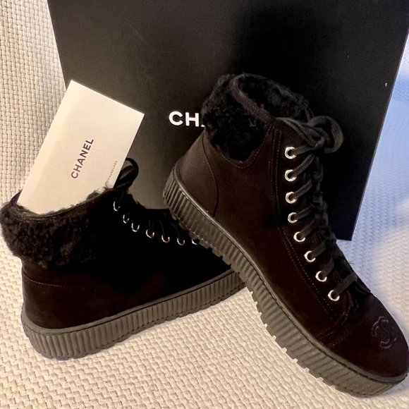 CHANEL INTERLOCKING LOGO LACE-UP BLACK SUEDE BOOTS W/ SHEARLING LINING - US 8.5 - Picture 2 of 11